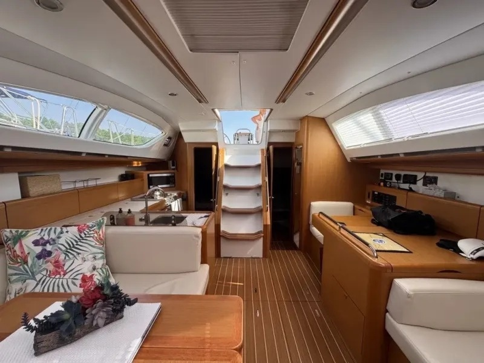 2011 Jeanneau 50 Deck Saloon