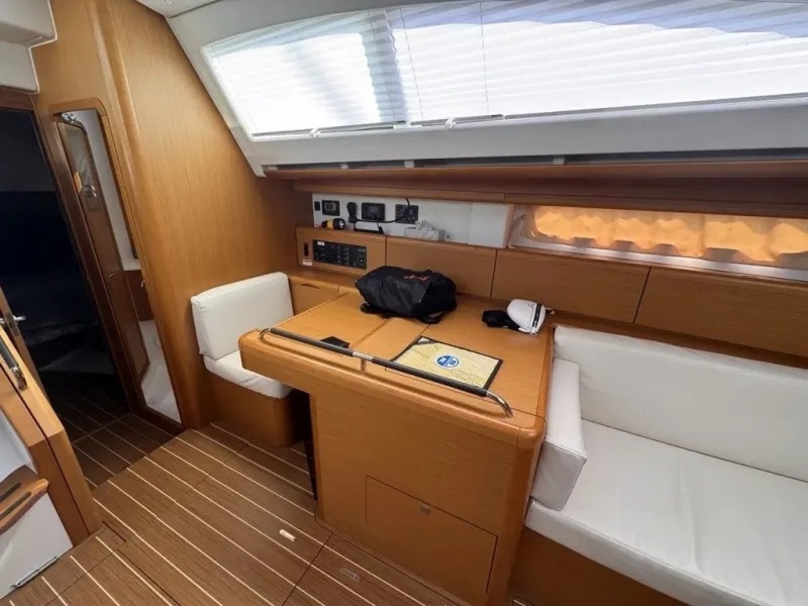 2011 Jeanneau 50 Deck Saloon