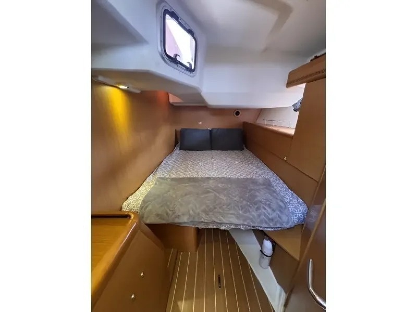 2011 Jeanneau 50 Deck Saloon