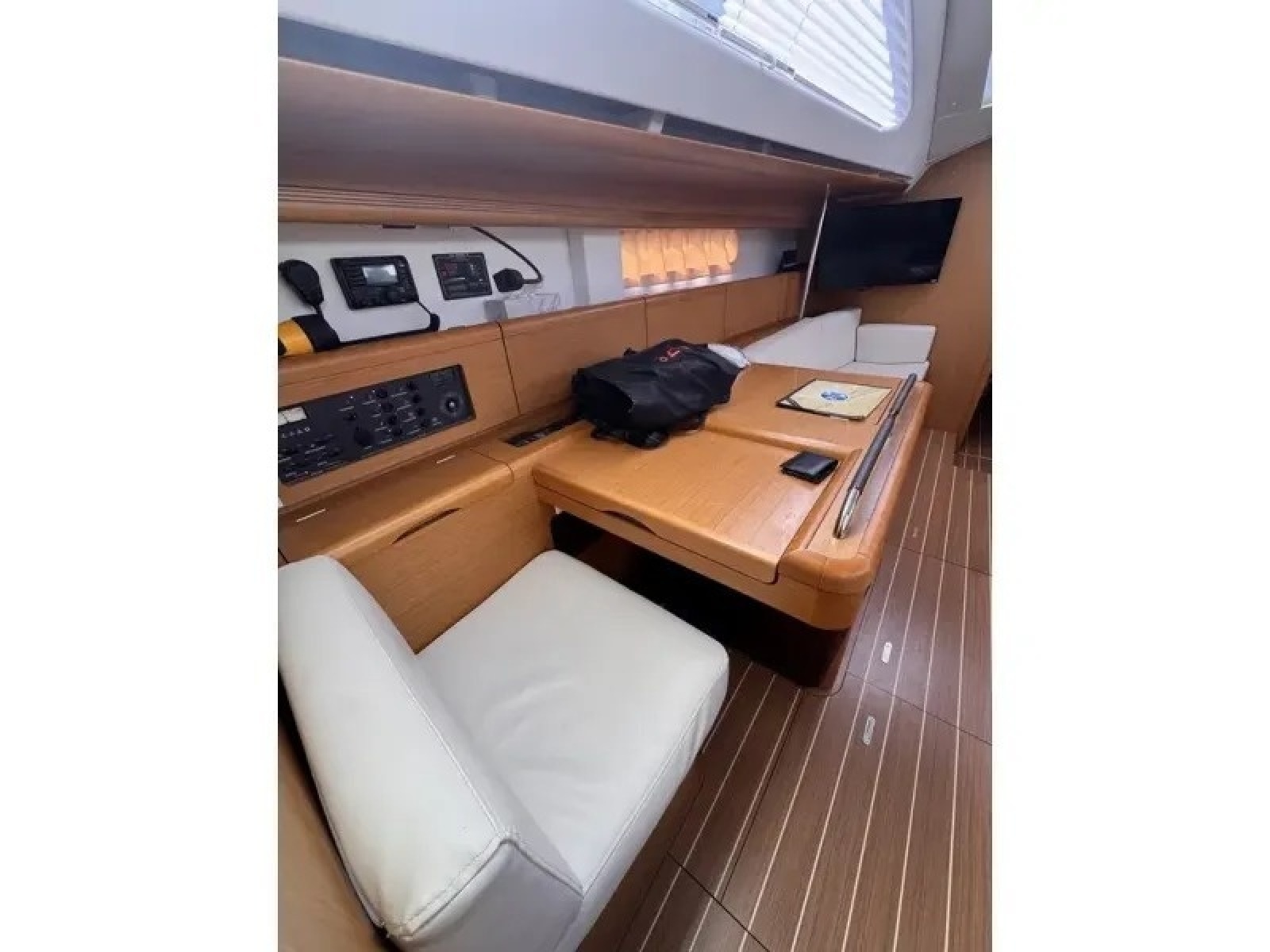2011 Jeanneau 50 Deck Saloon