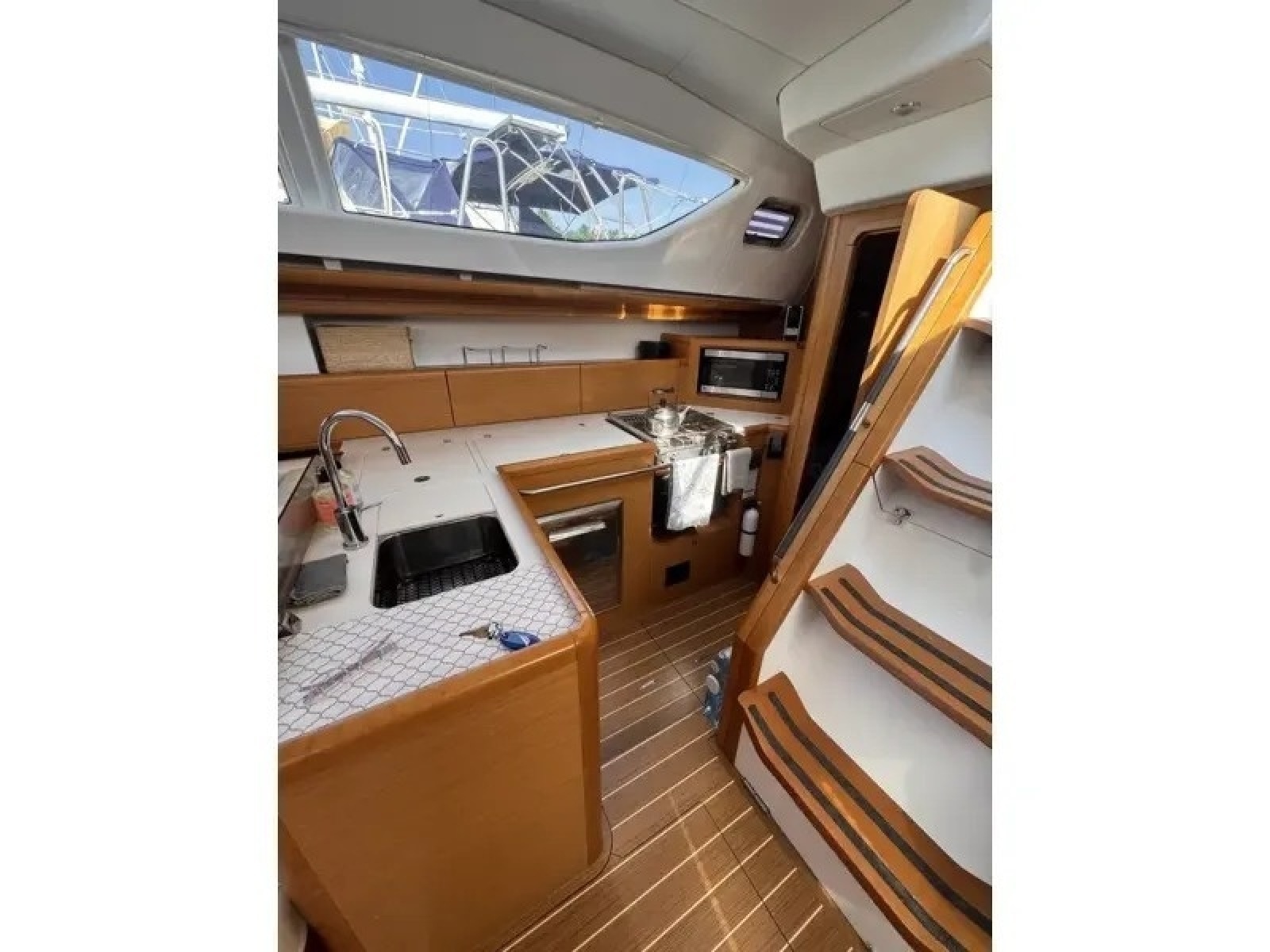 2011 Jeanneau 50 Deck Saloon