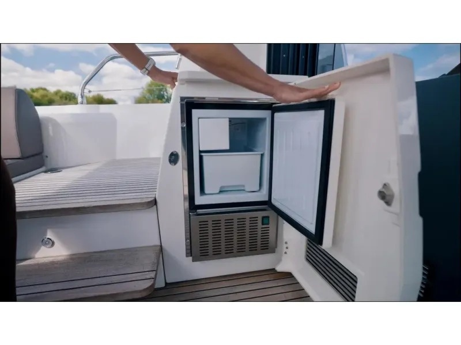 2018 Present Yachts 520S