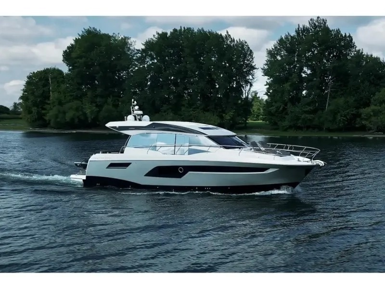 2018 Present Yachts 520S