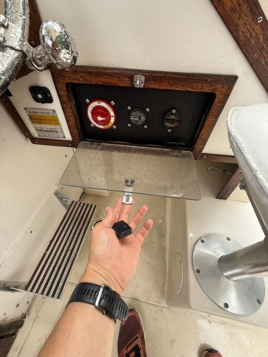 1981 Grady-White 220 Bimini