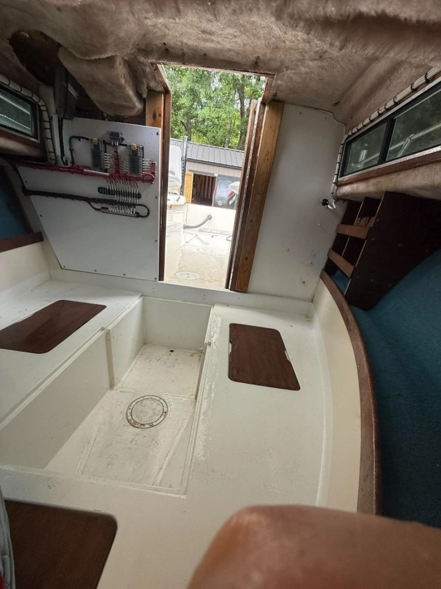 1981 Grady-White 220 Bimini