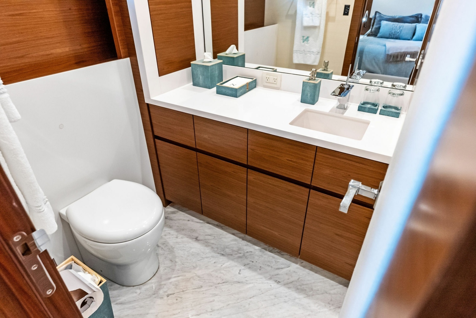 VIP II guest cabin head