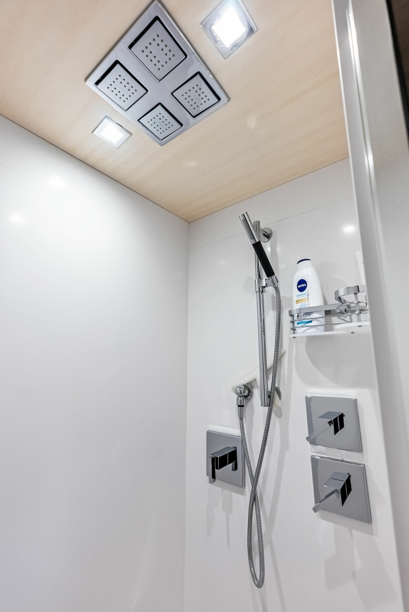 Guest twin cabin shower