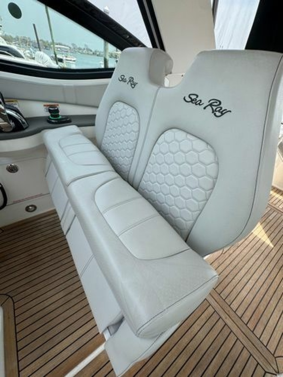 32ft Sea Ray Yacht For Sale