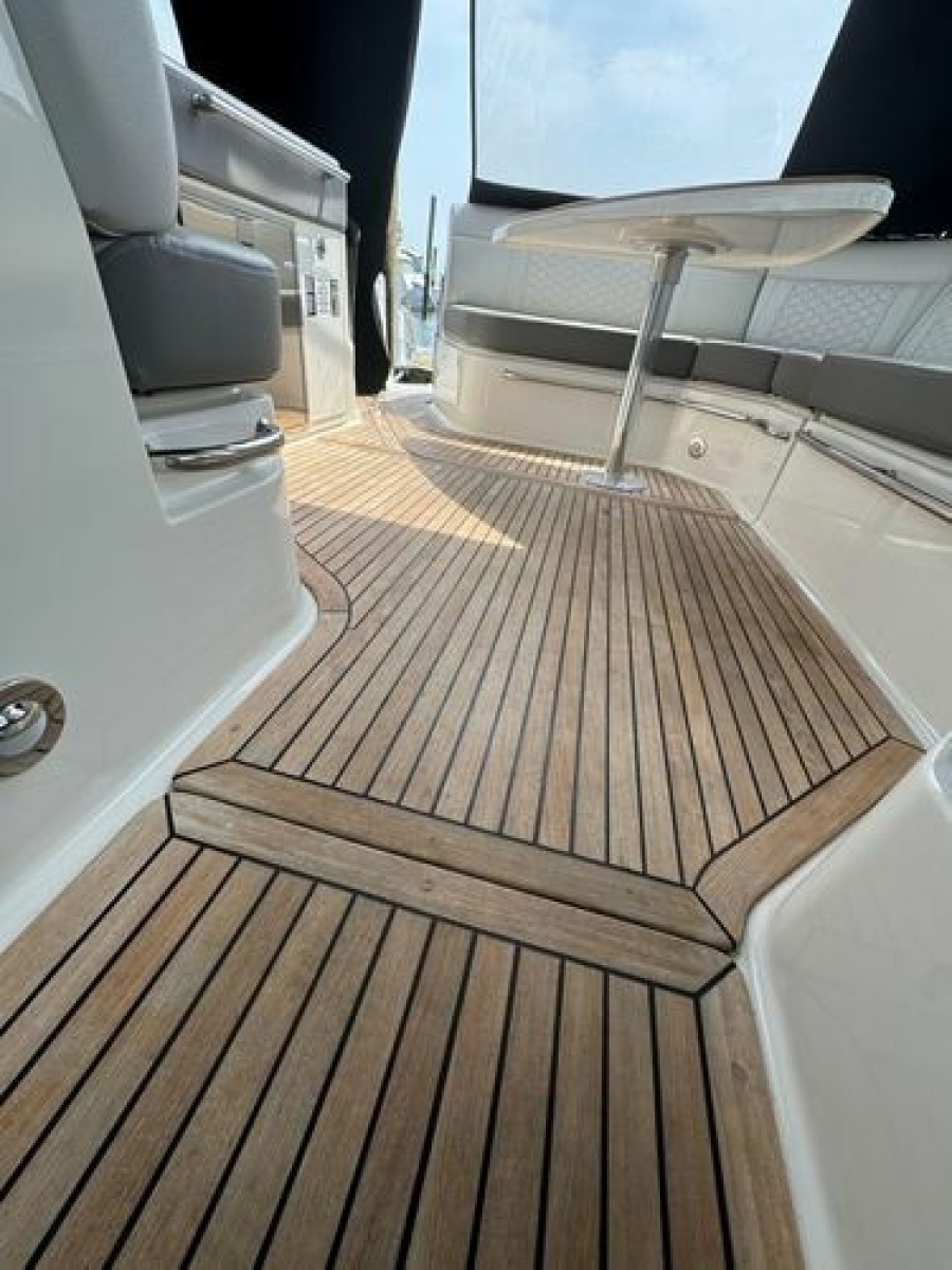 2021 Sea Ray Sundancer 320 Outboard