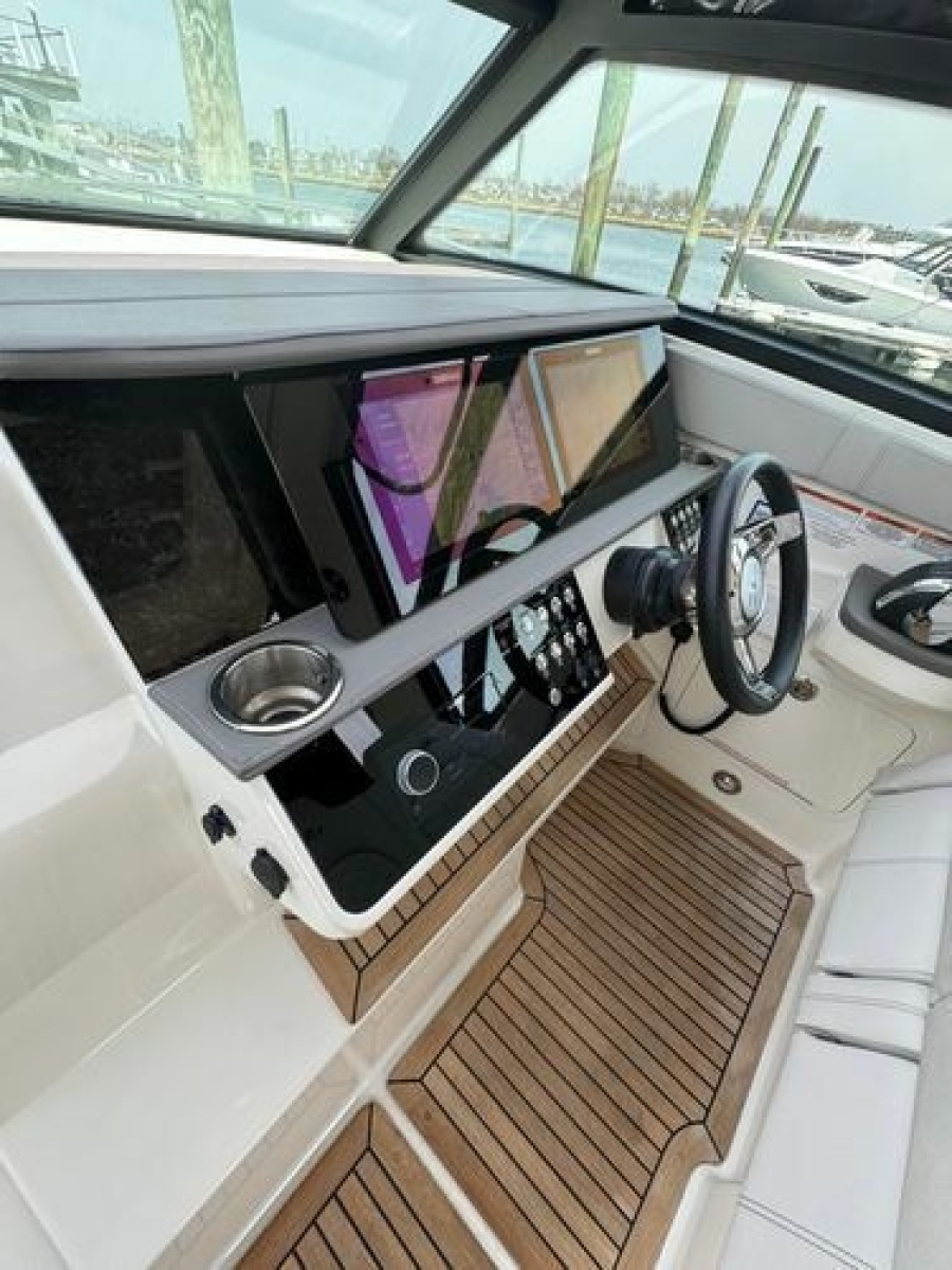 2021 Sea Ray Sundancer 320 Outboard