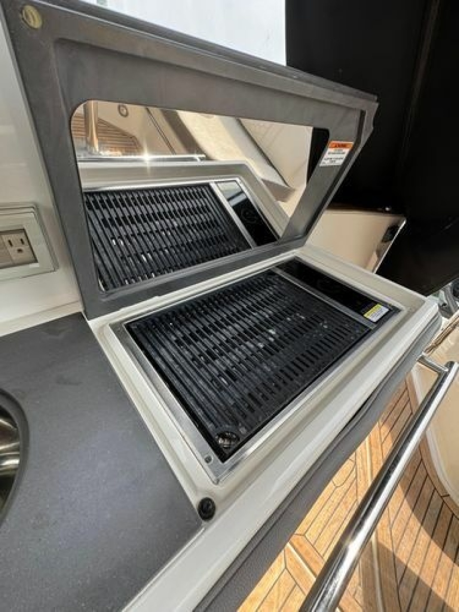2021 Sea Ray Sundancer 320 Outboard