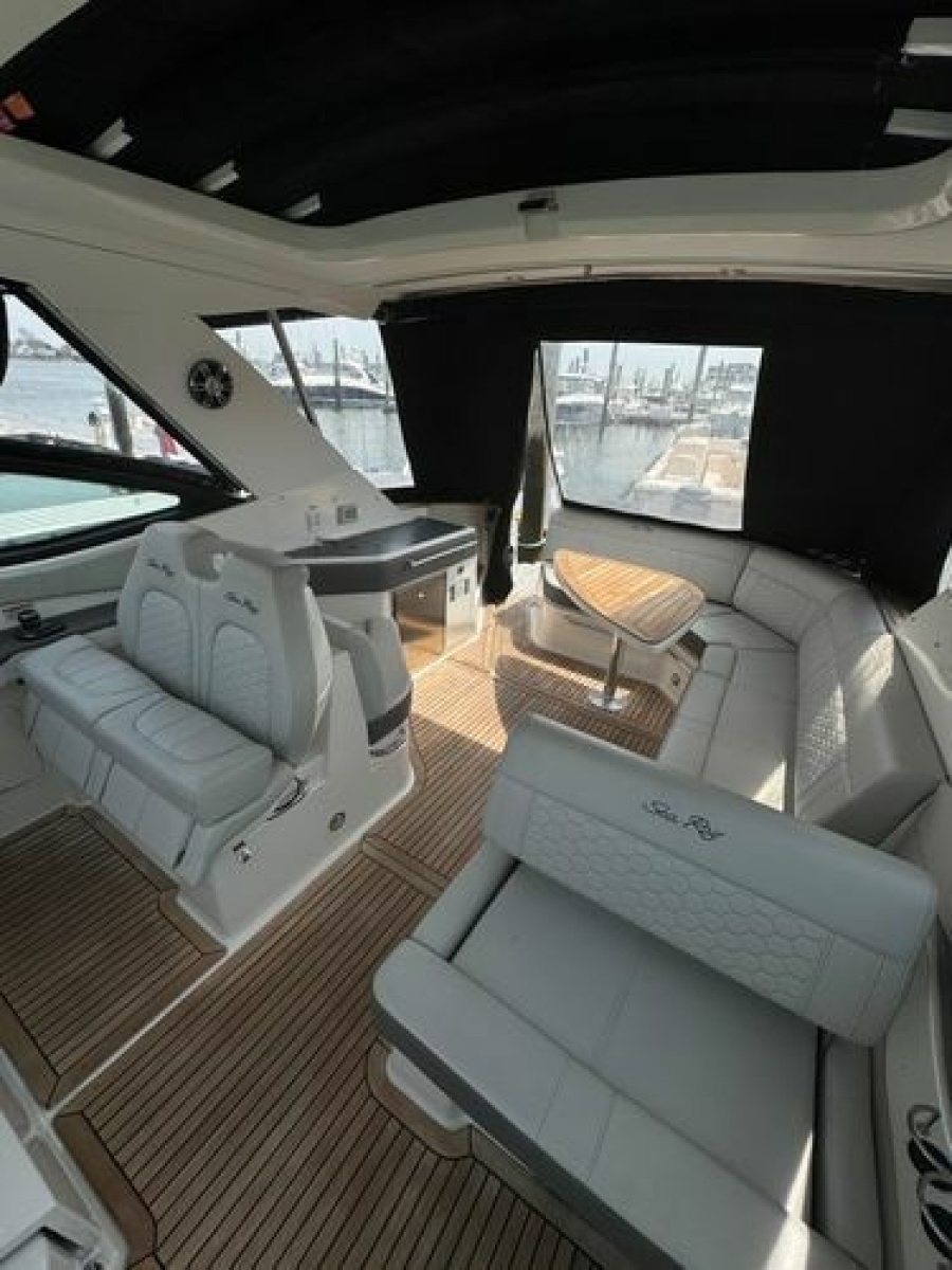 2021 Sea Ray Sundancer 320 Outboard