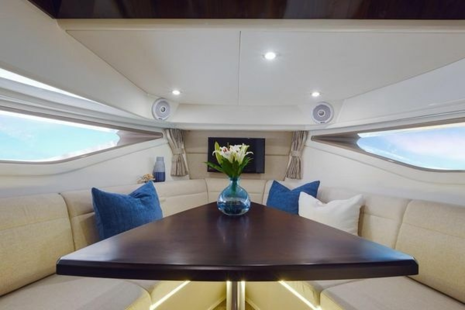 2021 Sea Ray Sundancer 320 Outboard