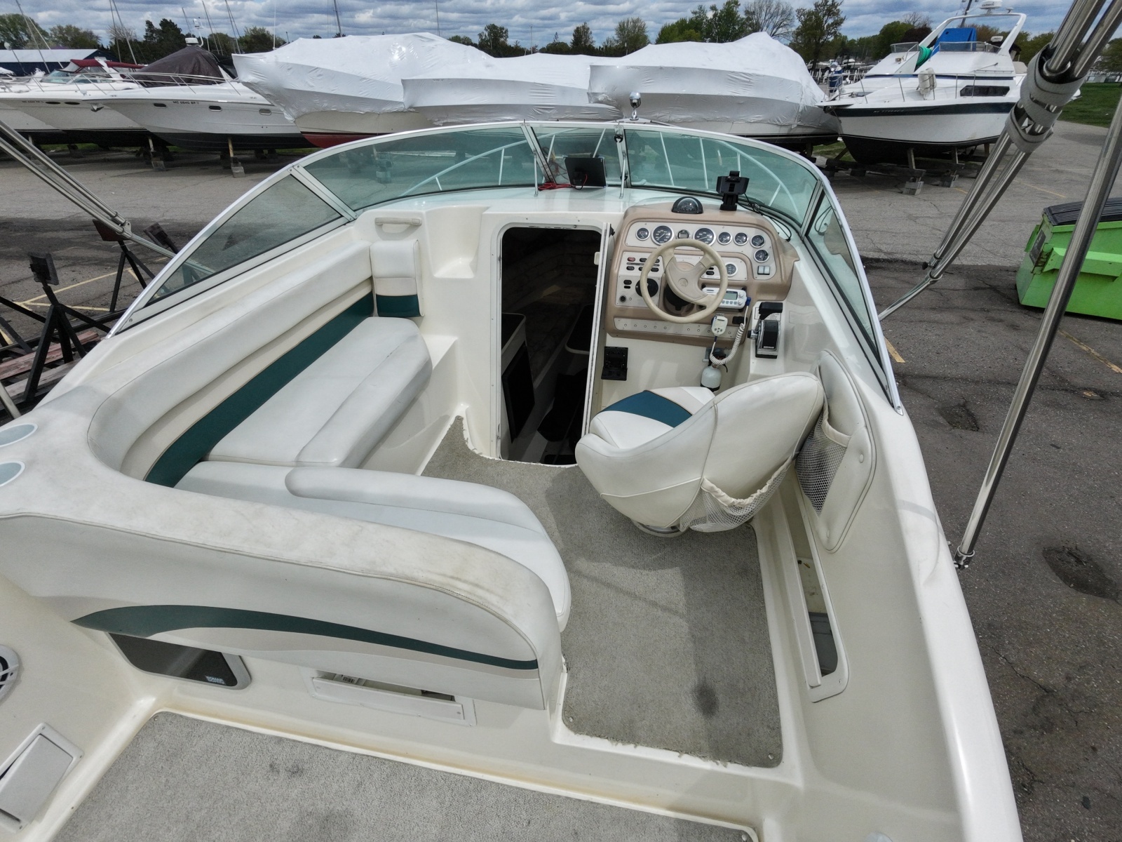 1998 Rinker 266 Fiesta Vee