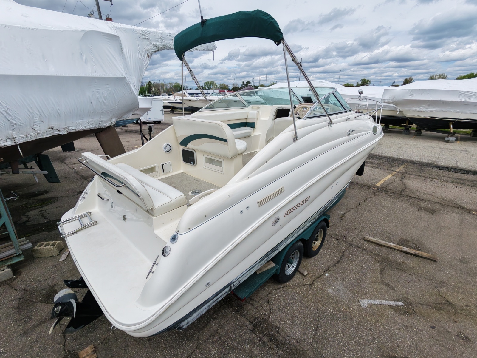 1998 Rinker 266 Fiesta Vee