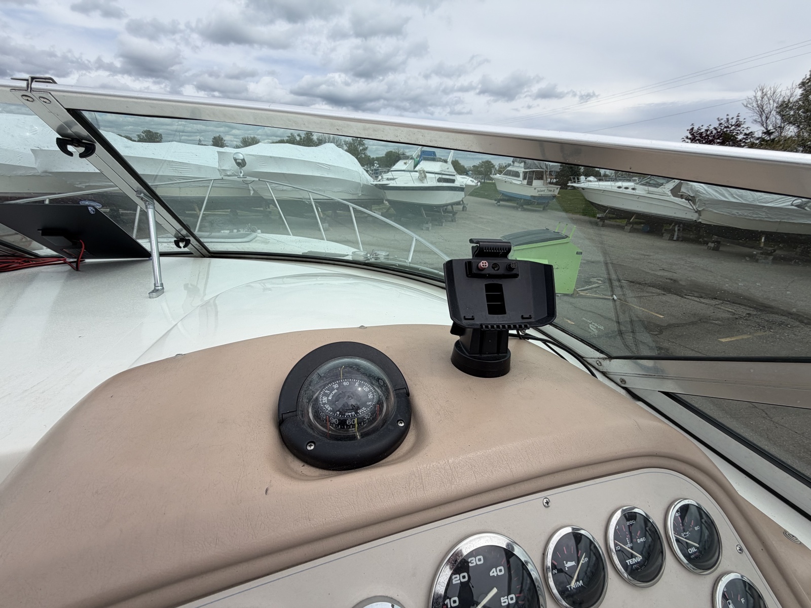 1998 Rinker 266 Fiesta Vee