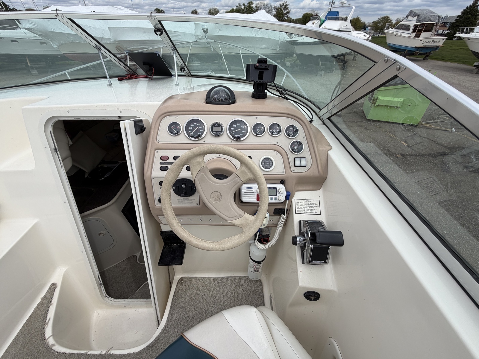 1998 Rinker 266 Fiesta Vee
