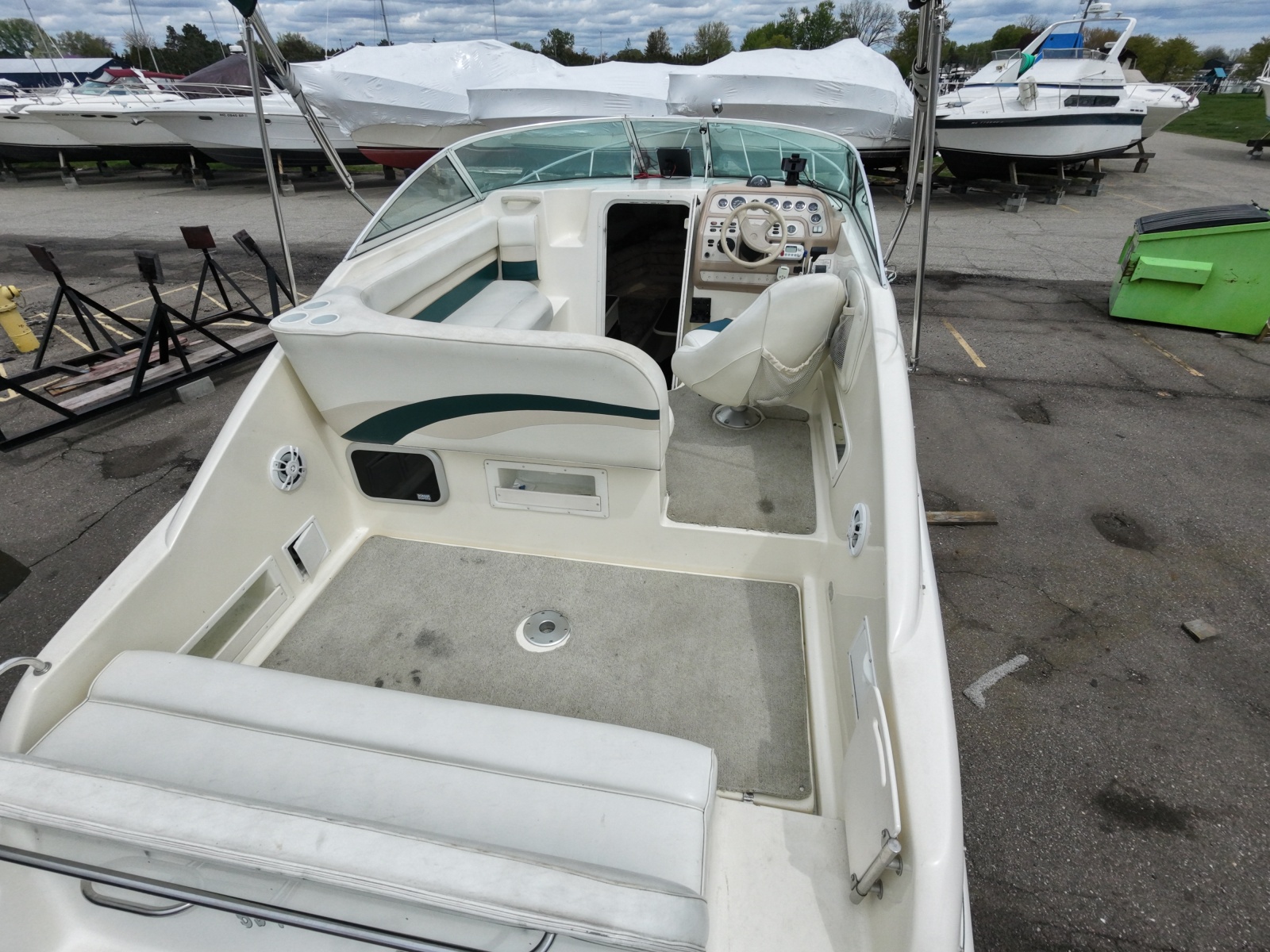 1998 Rinker 266 Fiesta Vee