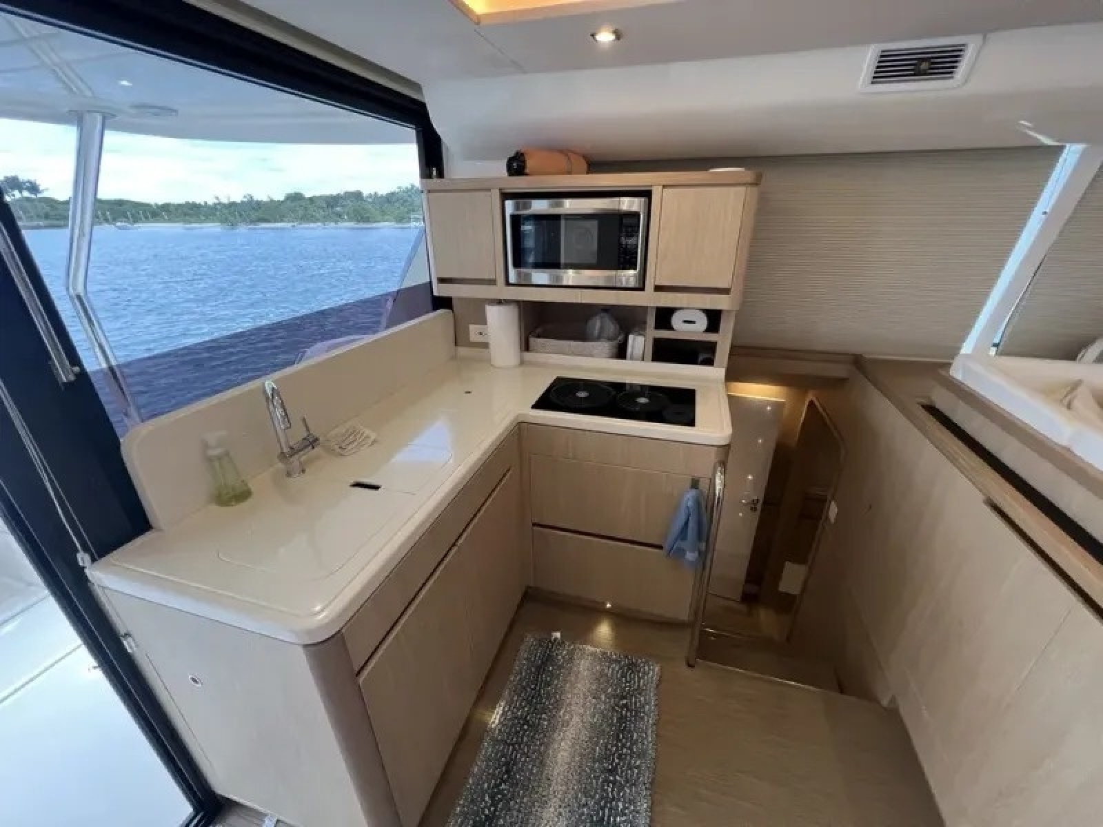 2018 Aquila 44 YACHT