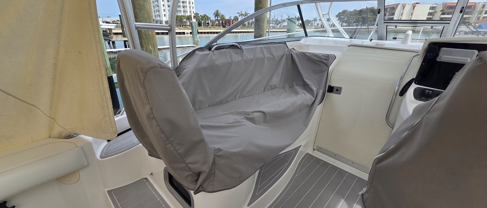2007 Boston Whaler 305 Conquest