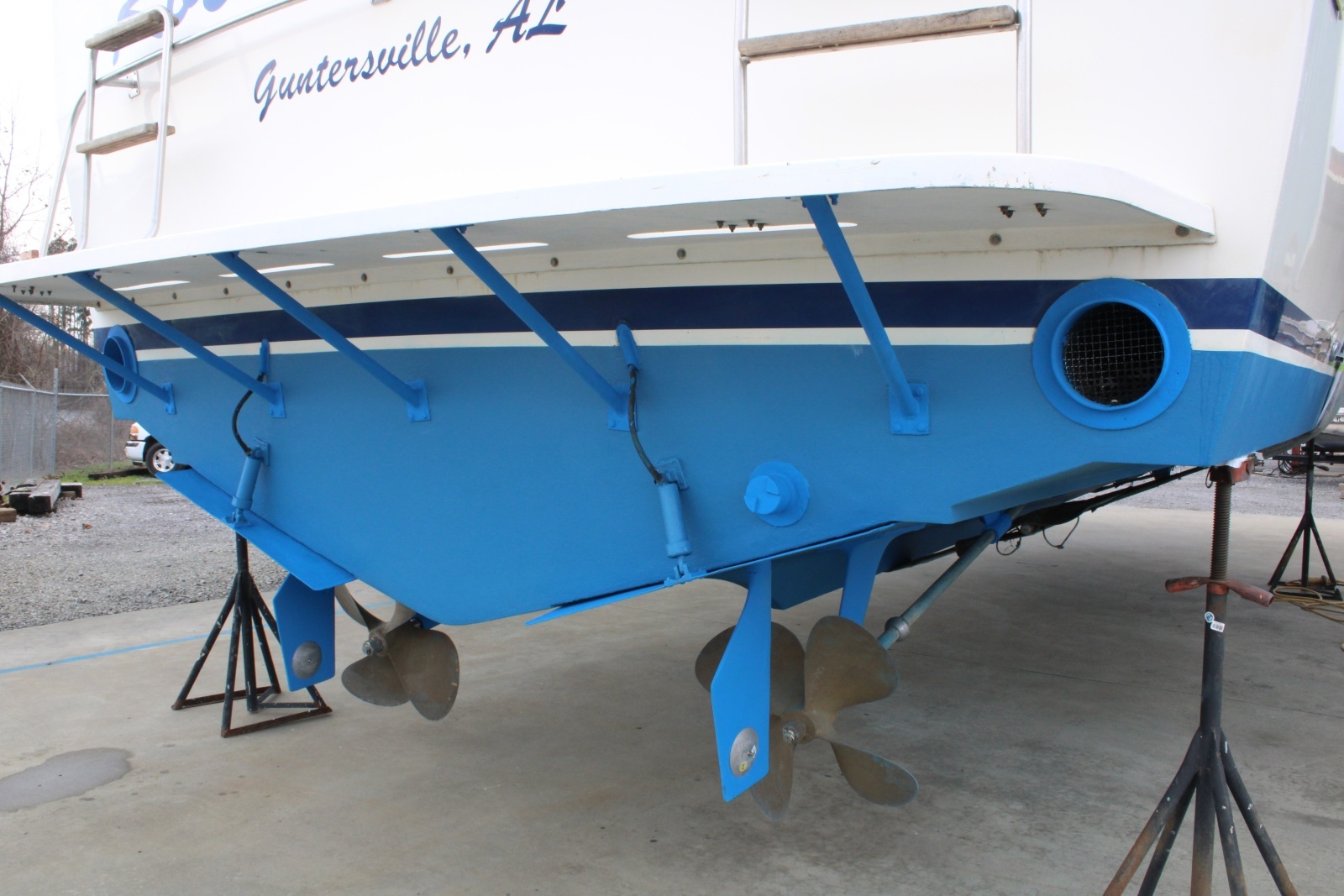 42 ft Bertram - Aft Hull View