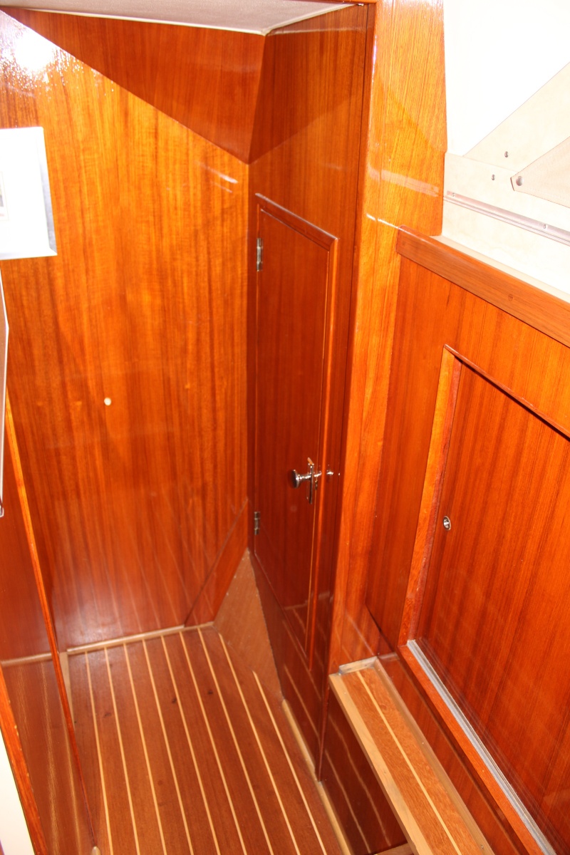 42 ft Bertram - Companionway to bow