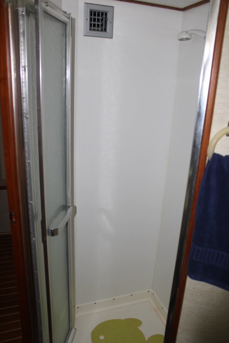 42 ft Bertram - Master Ensuite Head