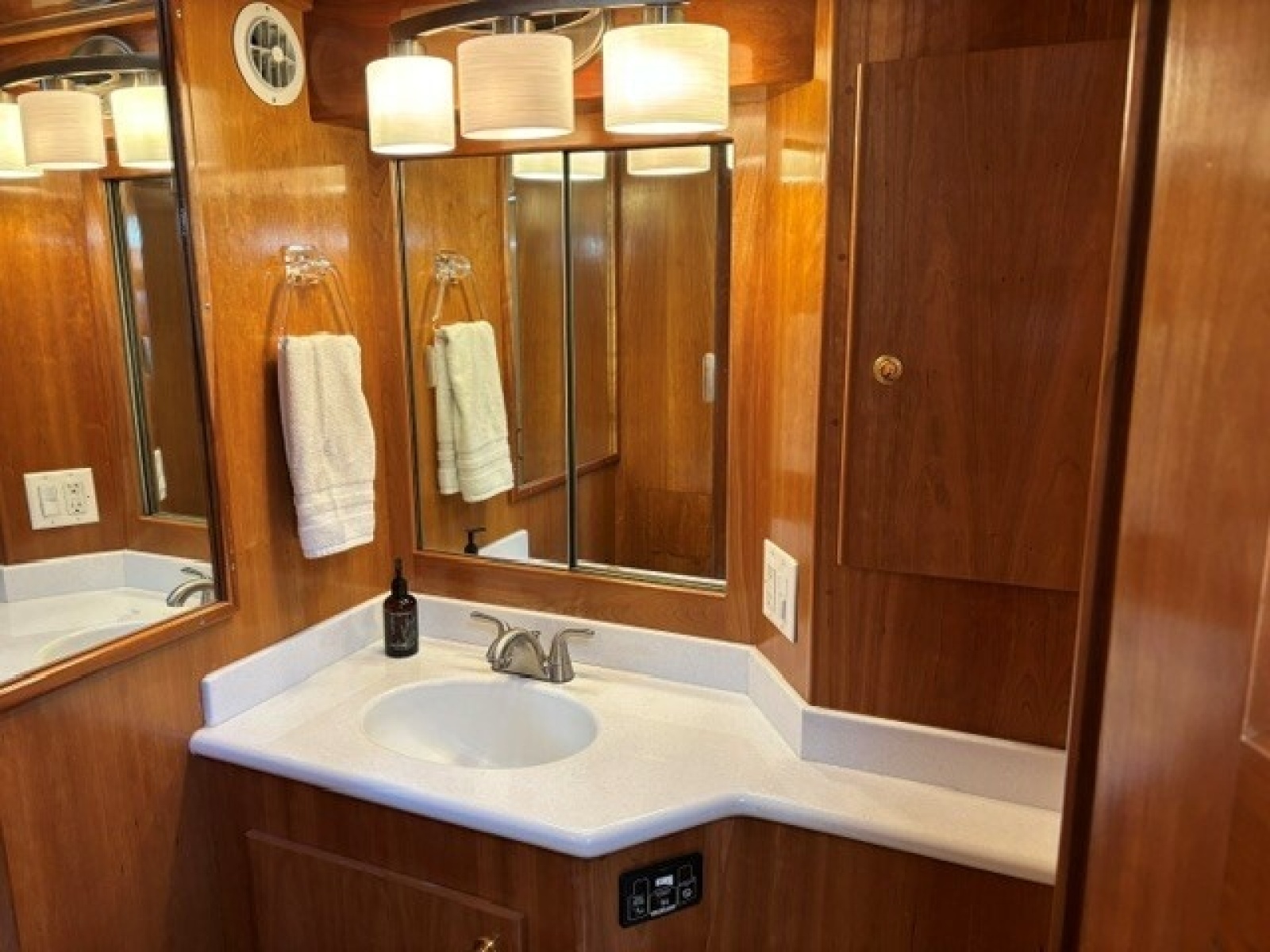 2001 Navigator 48