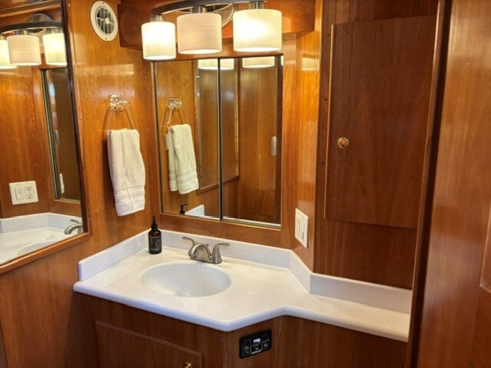 2001 Navigator 48
