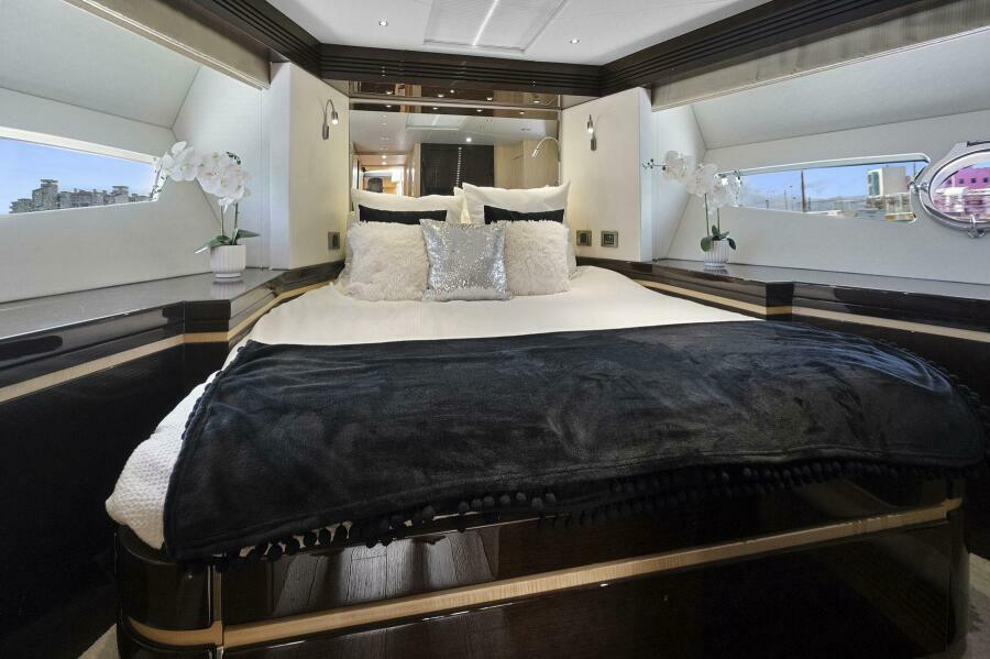 2015 Sunseeker Sport Yacht