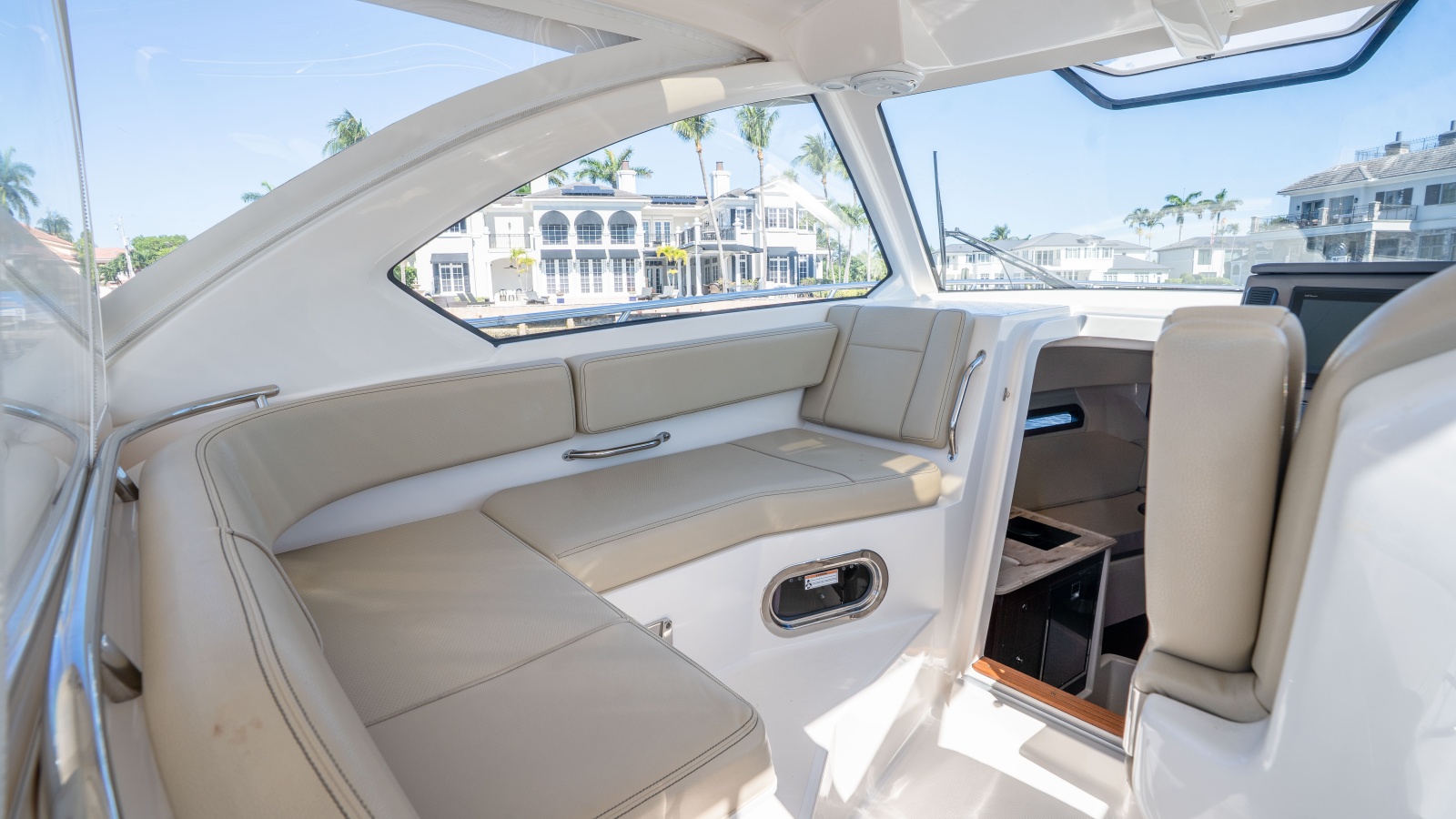 2018 Pursuit 325 OS