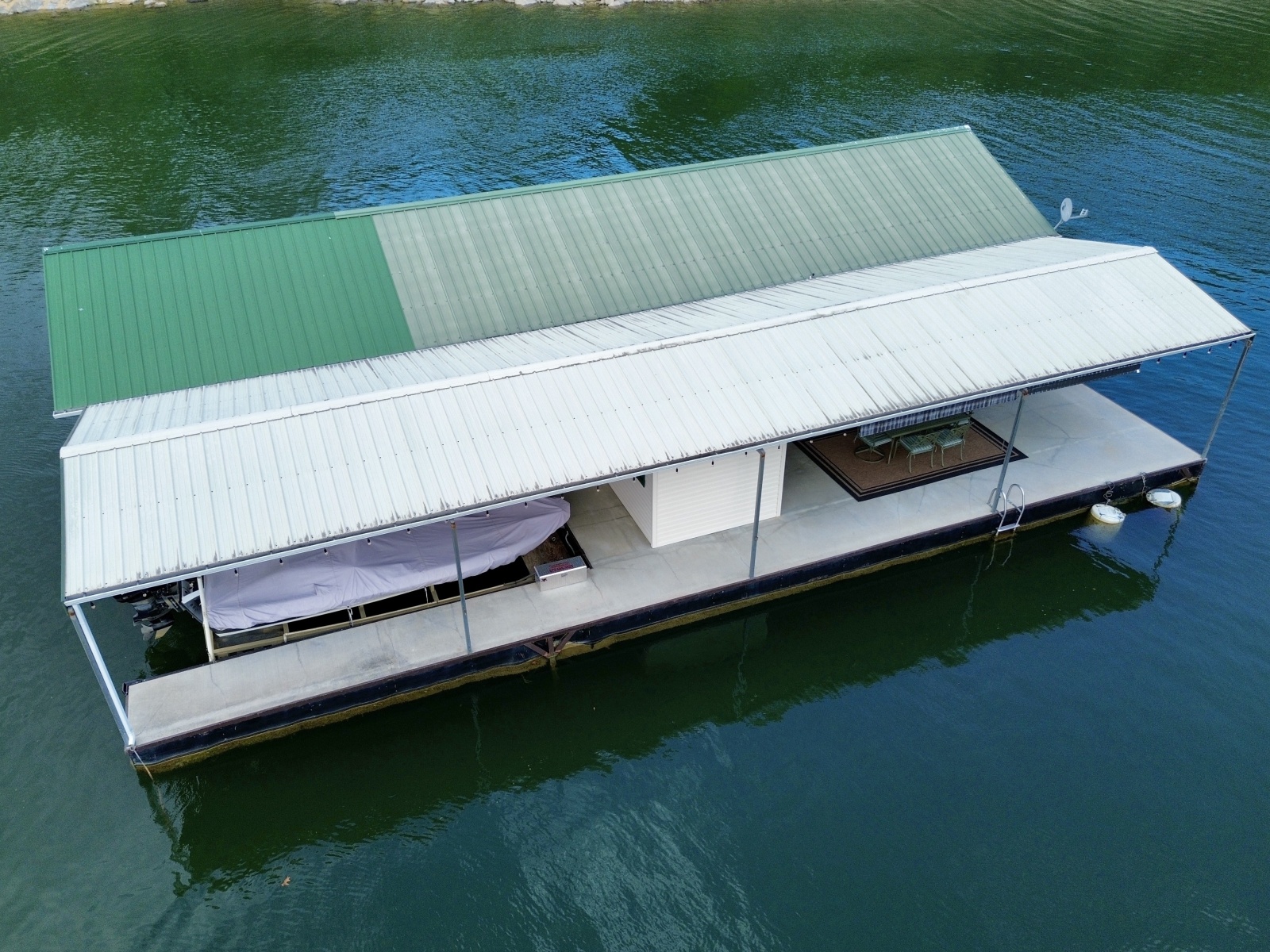 2002 Custom 20 x 53 Floating Cabin - Approx 999/sqft