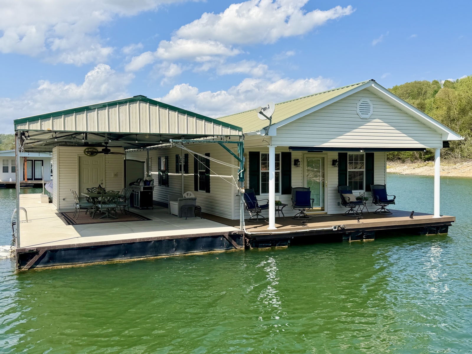 2002 Custom 20 x 53 Floating Cabin - Approx 999/sqft