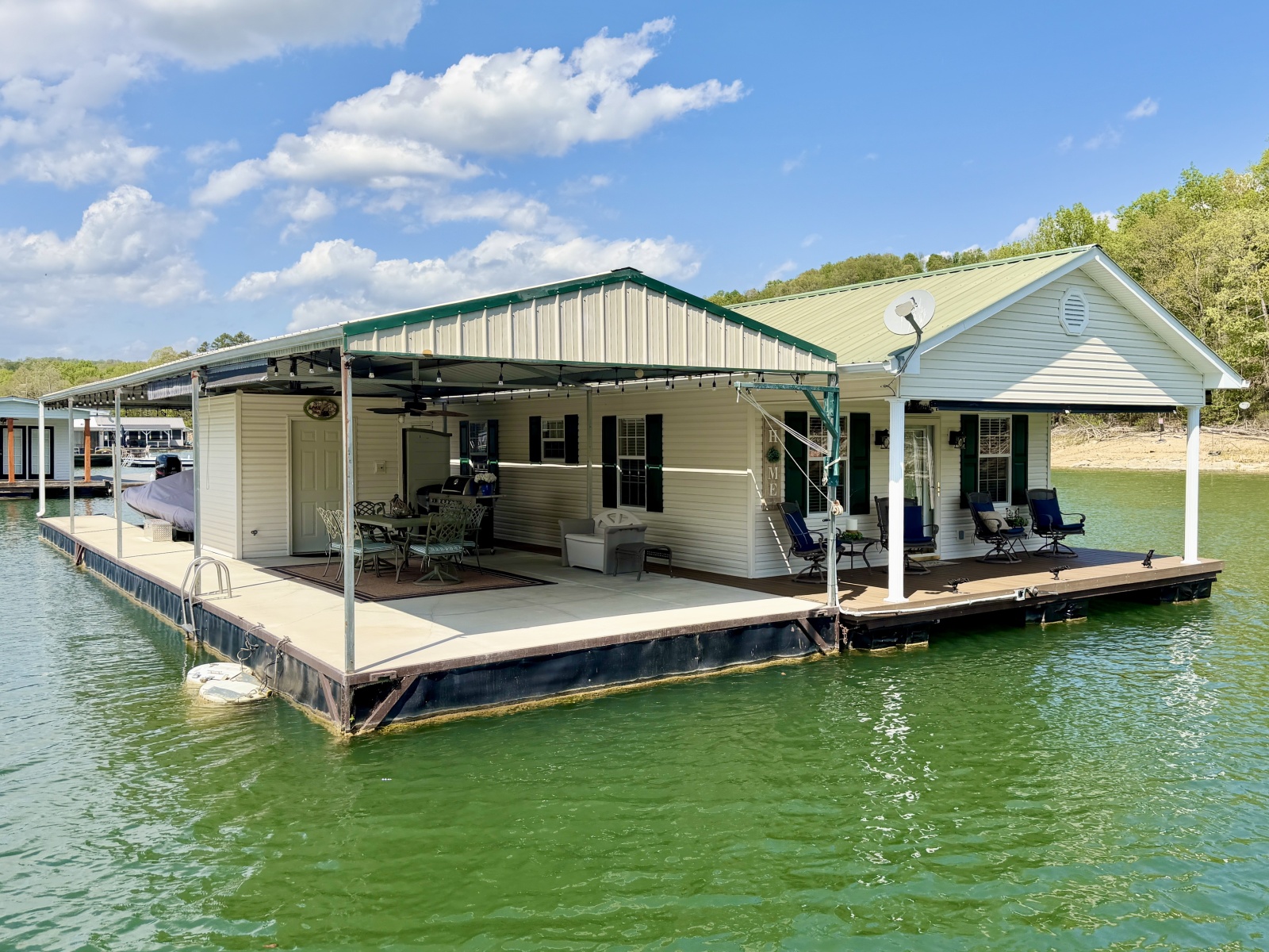 2002 Custom 20 x 53 Floating Cabin - Approx 999/sqft