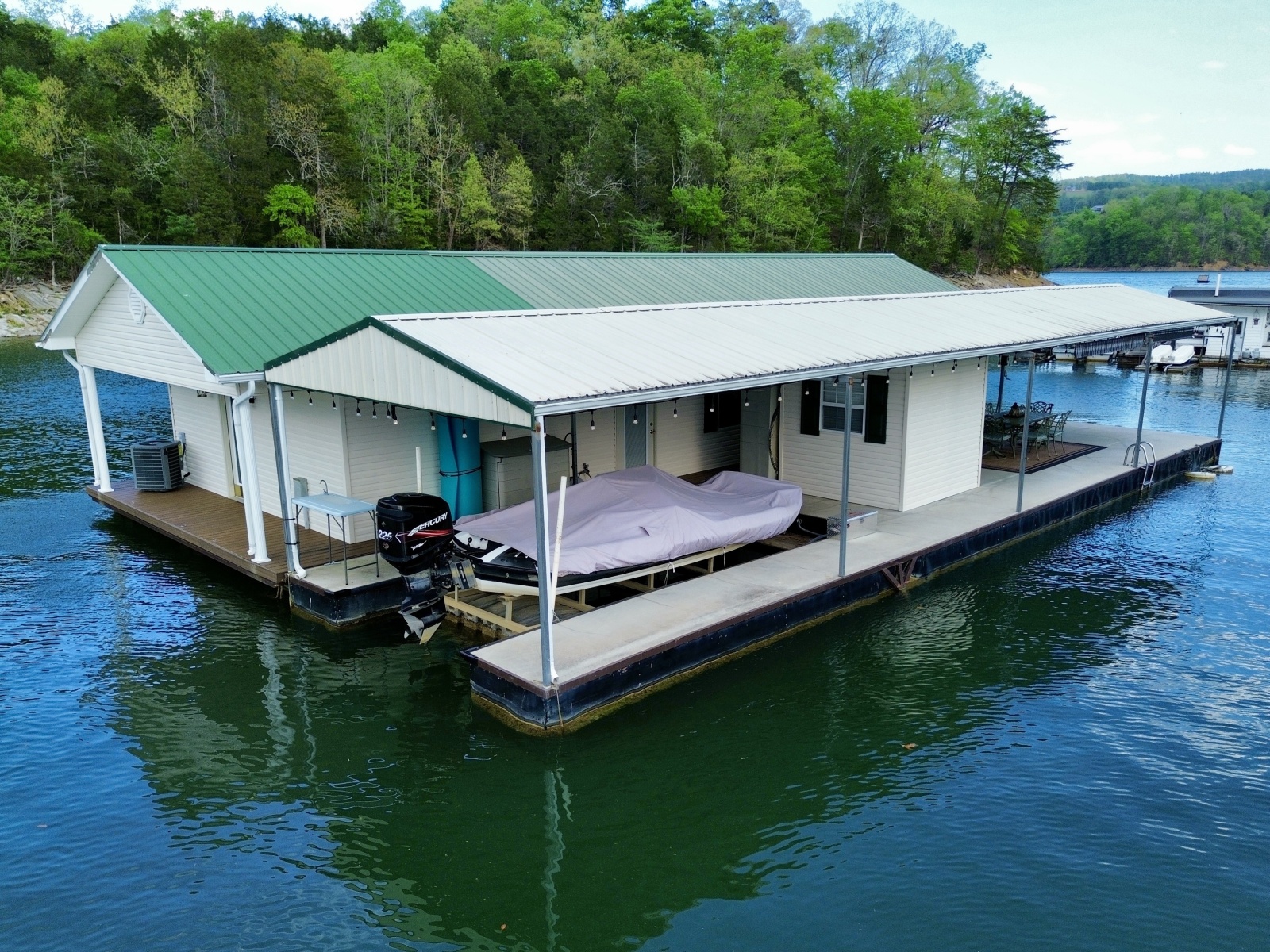 2002 Custom 20 x 53 Floating Cabin - Approx 999/sqft