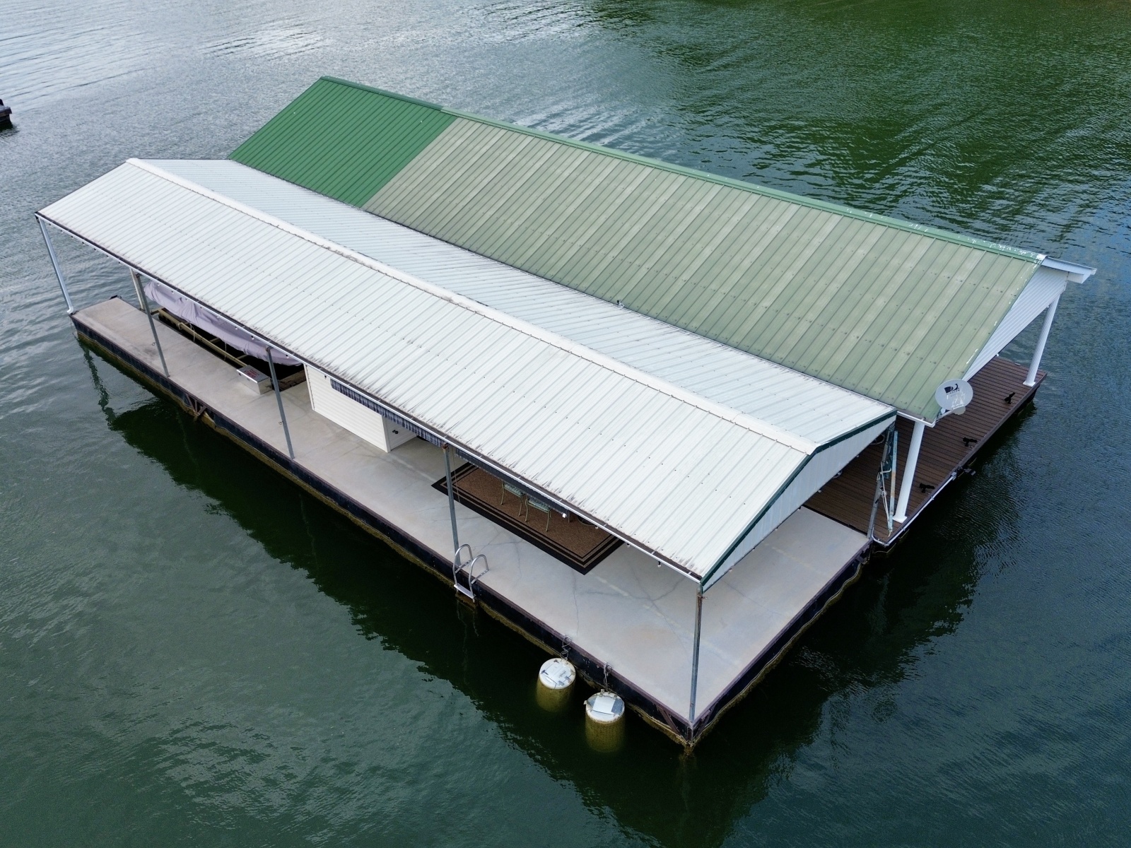 2002 Custom 20 x 53 Floating Cabin - Approx 999/sqft