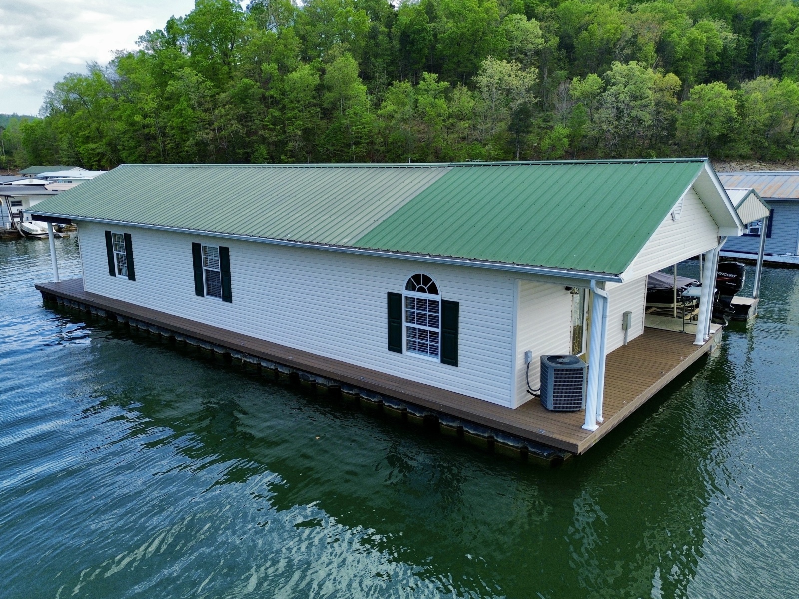 2002 Custom 20 x 53 Floating Cabin - Approx 999/sqft