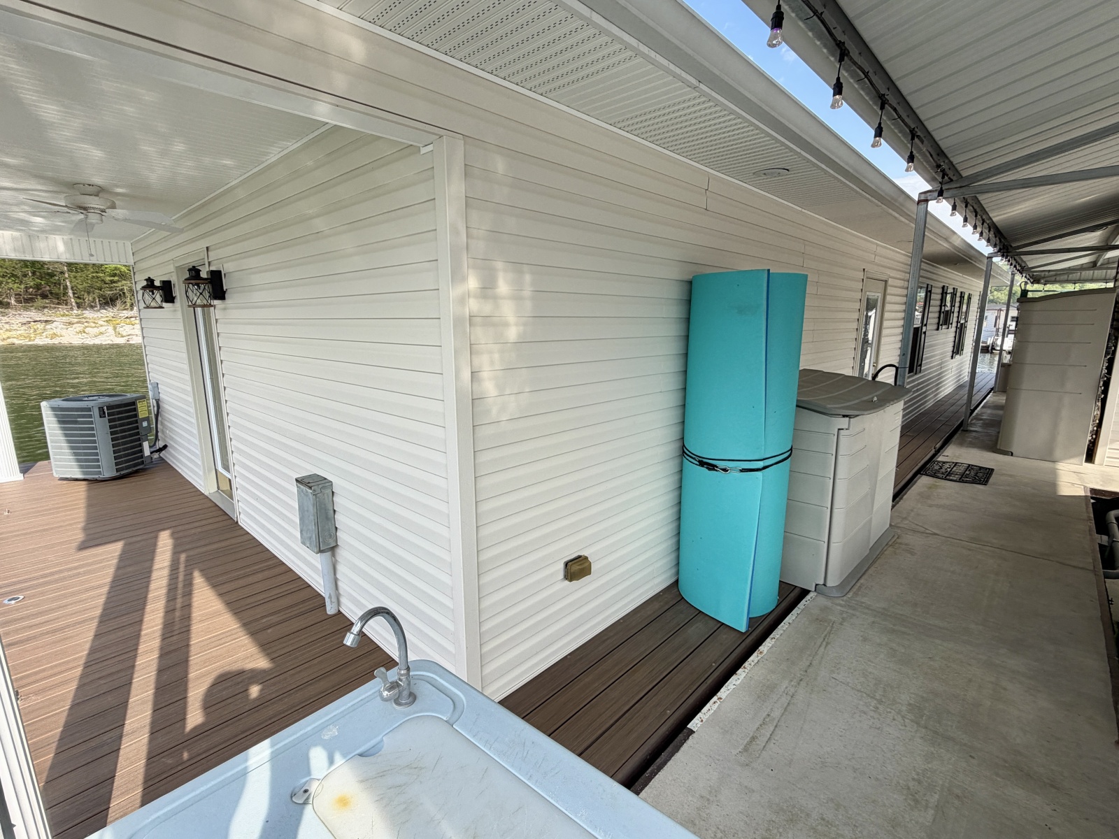 2002 Custom 20 x 53 Floating Cabin - Approx 999/sqft