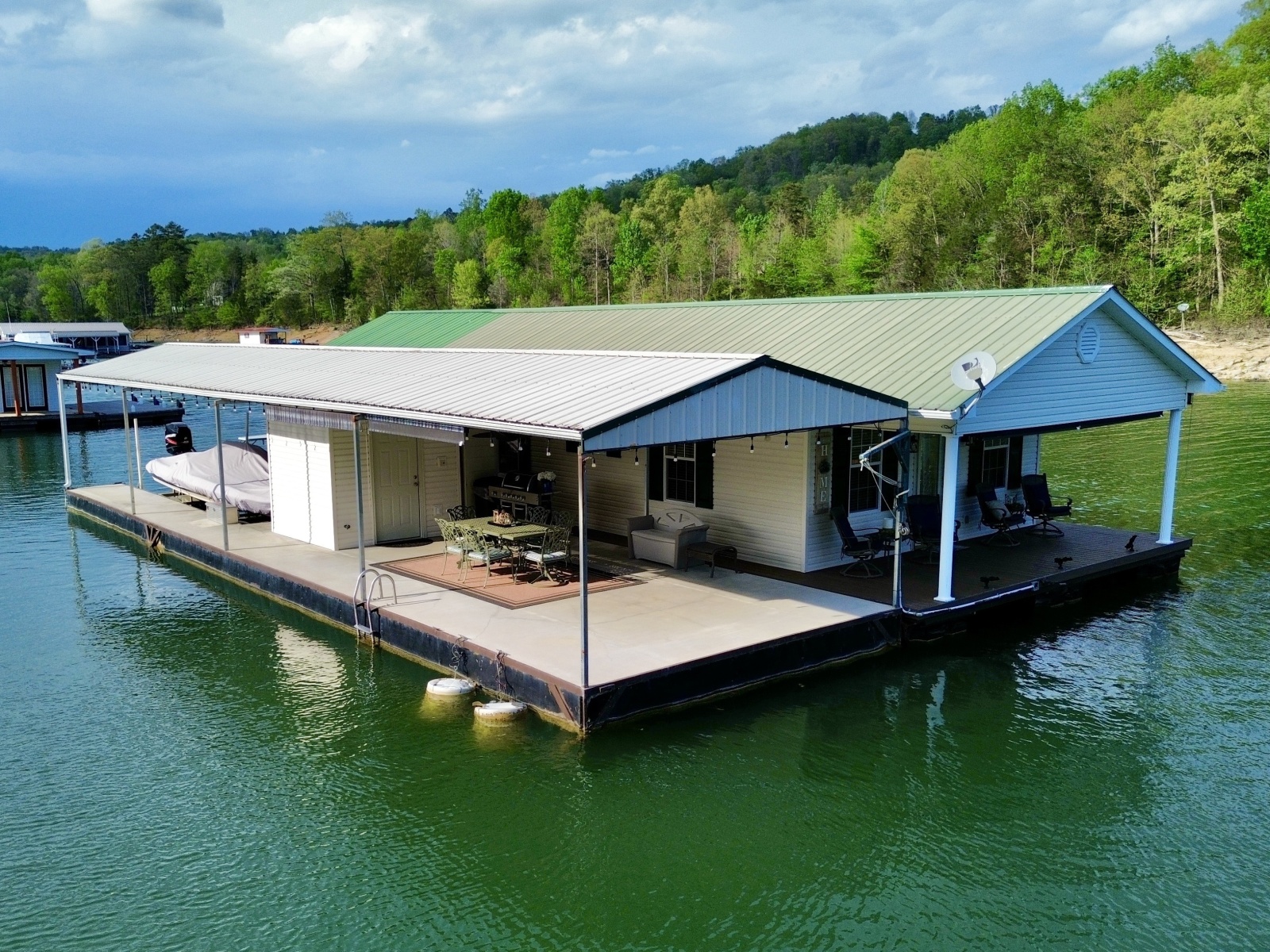 2002 Custom 20 x 53 Floating Cabin - Approx 999/sqft