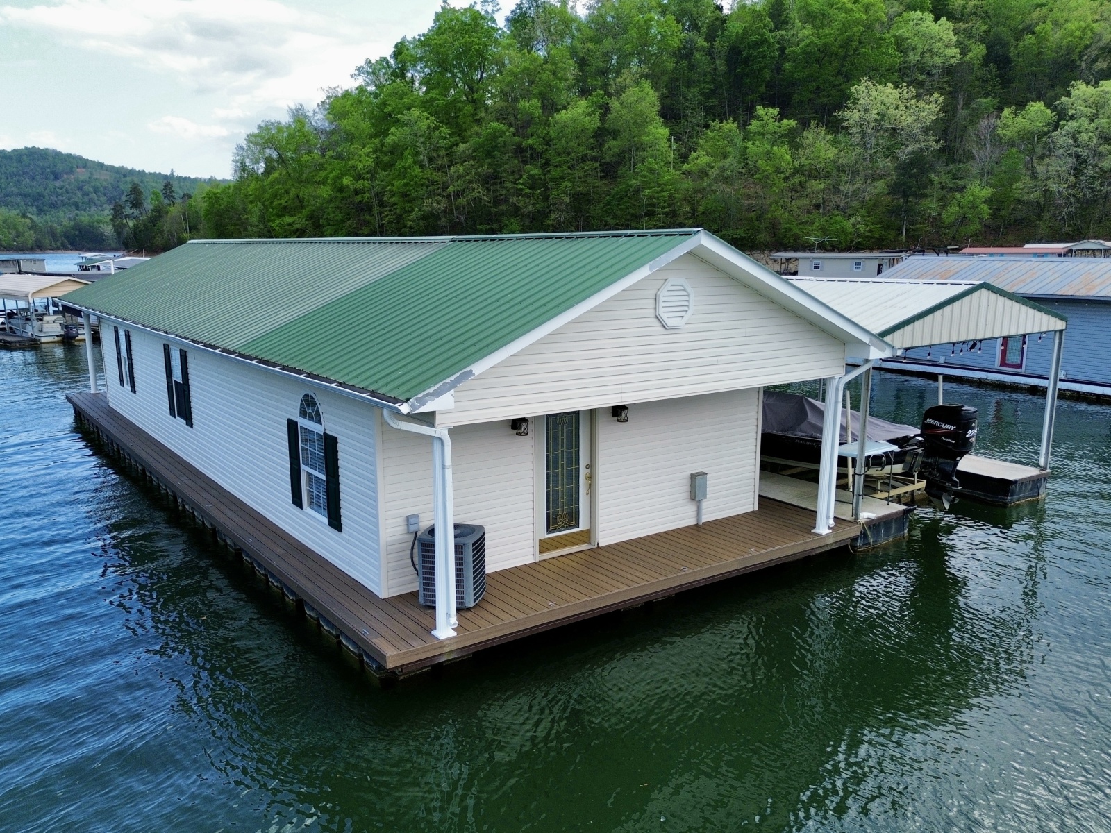 2002 Custom 20 x 53 Floating Cabin - Approx 999/sqft