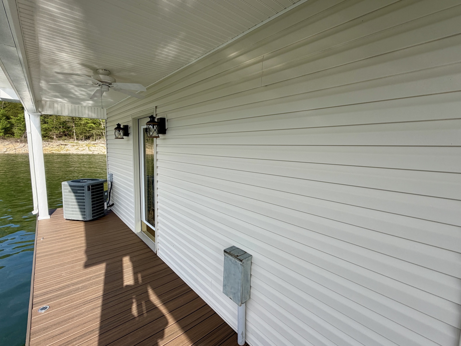 2002 Custom 20 x 53 Floating Cabin - Approx 999/sqft