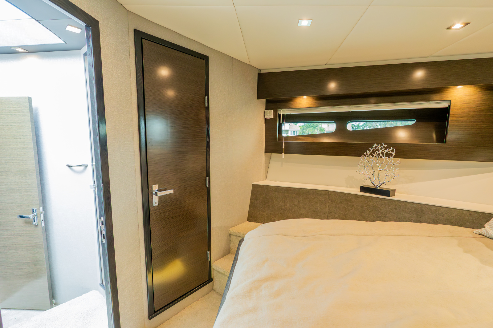 2018 Cruisers Yachts 50 CANTIUS