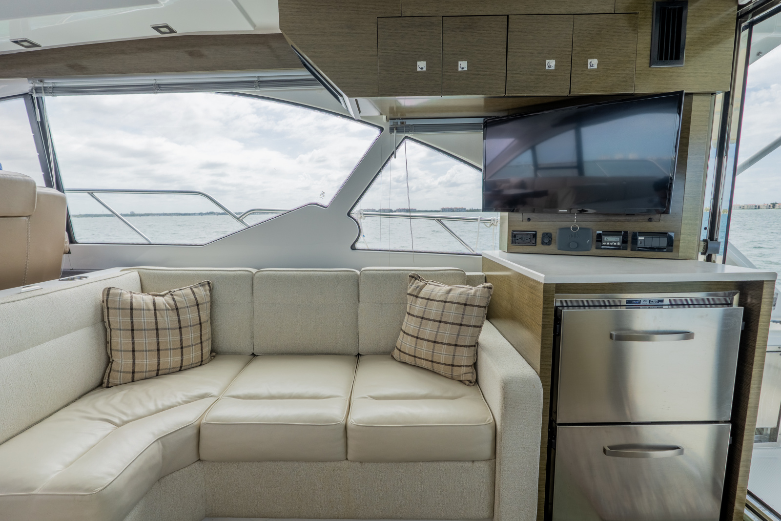 2018 Cruisers Yachts 50 CANTIUS