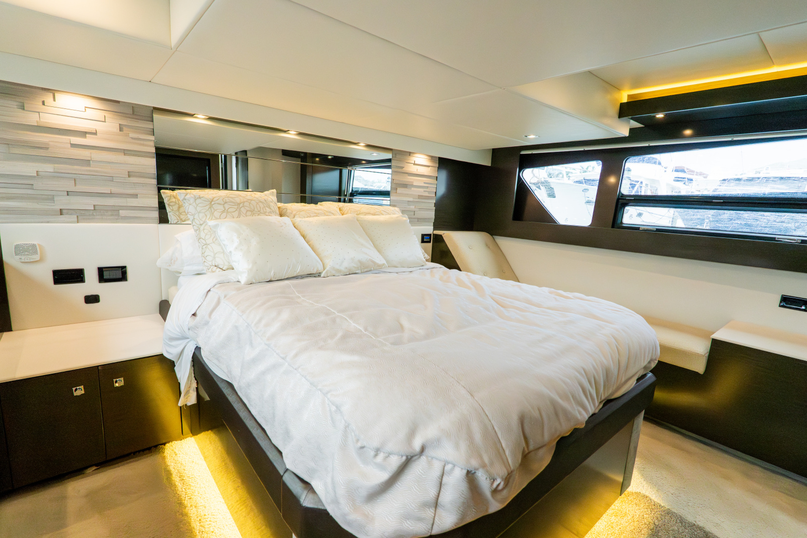 2018 Cruisers Yachts 50 CANTIUS