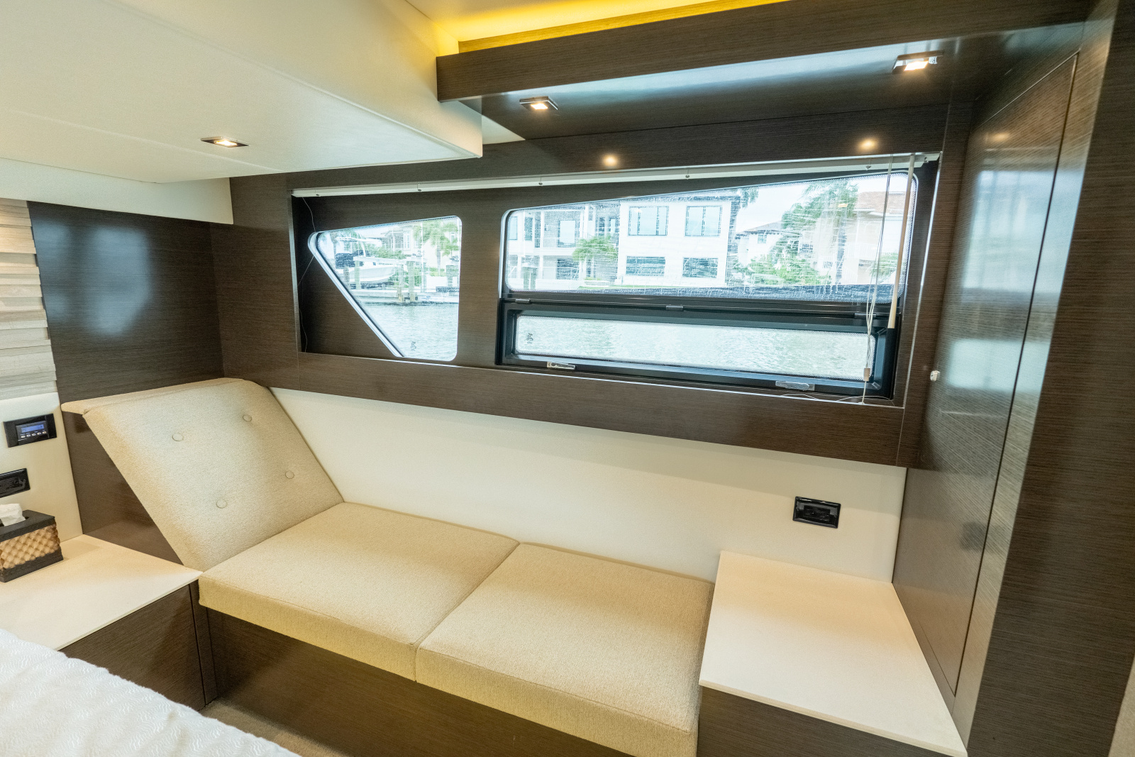 2018 Cruisers Yachts 50 CANTIUS