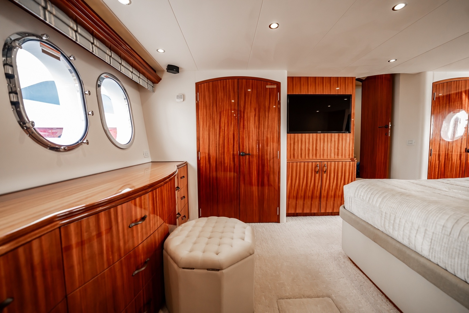 2012 Hatteras photo 70