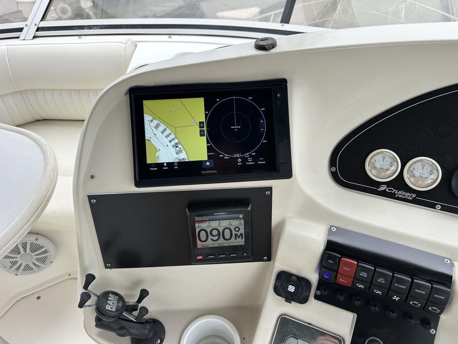 1998 Cruisers Yachts 3650 Aft Cabin