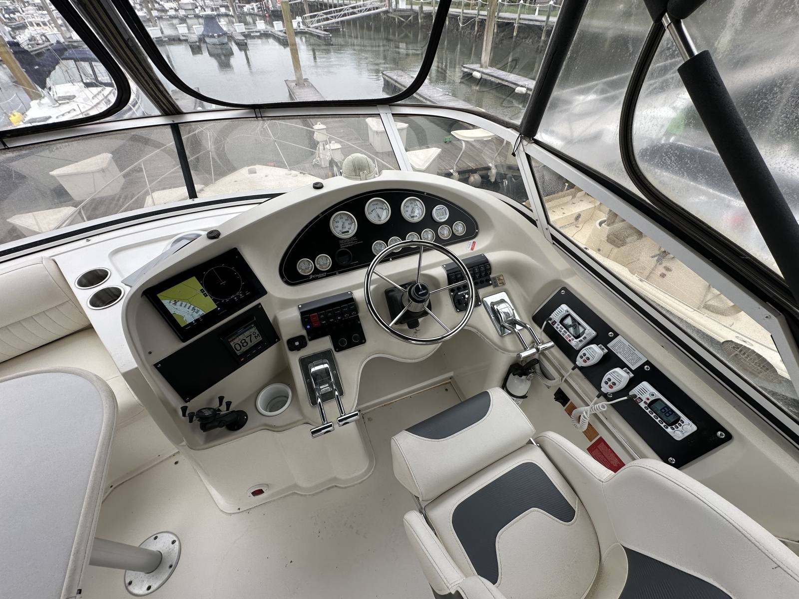 1998 Cruisers Yachts 3650 Aft Cabin