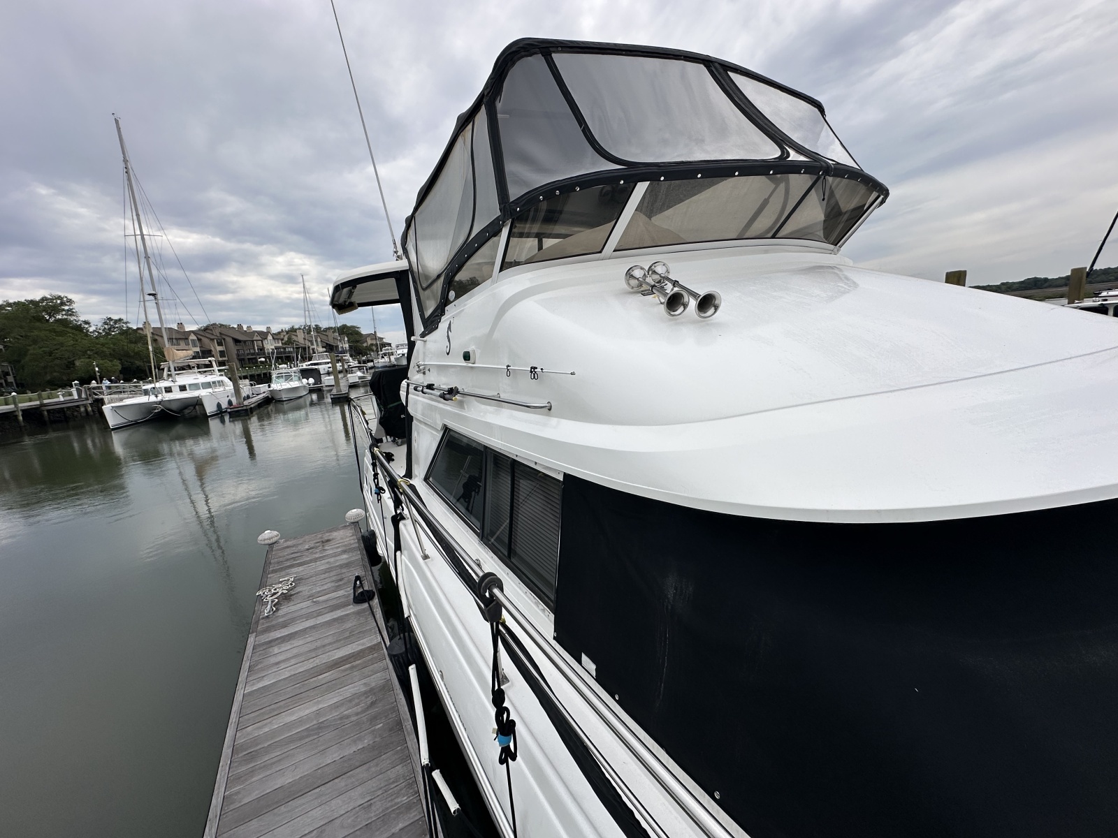 1998 Cruisers Yachts 3650 Aft Cabin