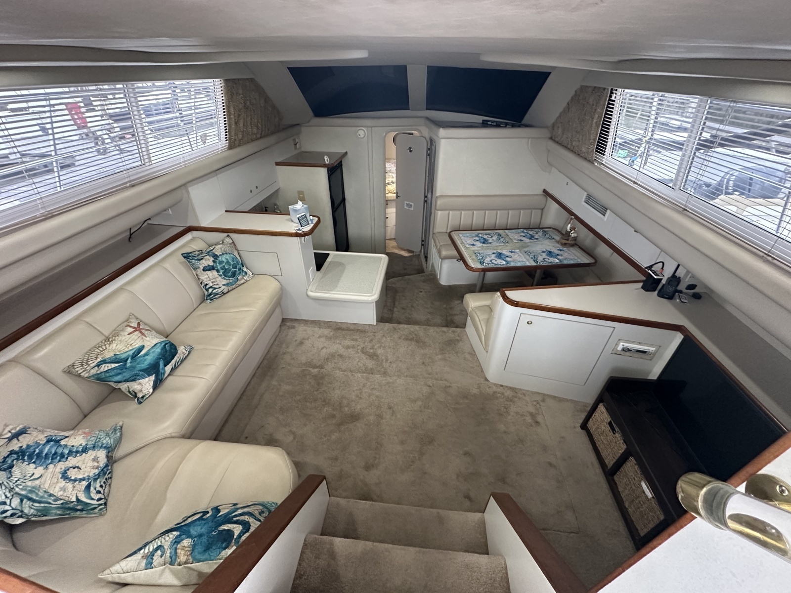 1998 Cruisers Yachts 3650 Aft Cabin